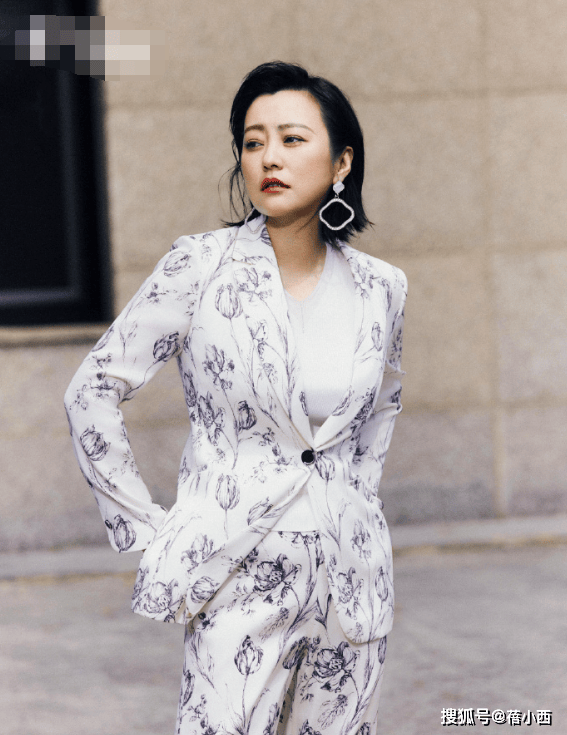 “郝蕾”减肥成功后新剪了齐肩发，让47岁的她美得如此惊艳、高级