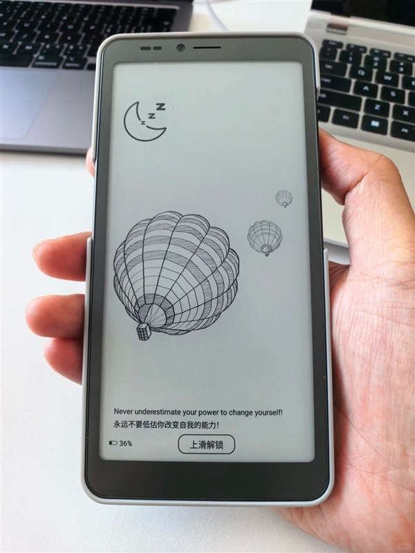 海信墨水屏手机A10真机首秀!磁吸彩色LCD背屏 一键切换双屏