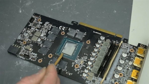 这才是真水冷!大神魔改RTX 2060浇水降温:GPU温度从70℃暴降到28℃