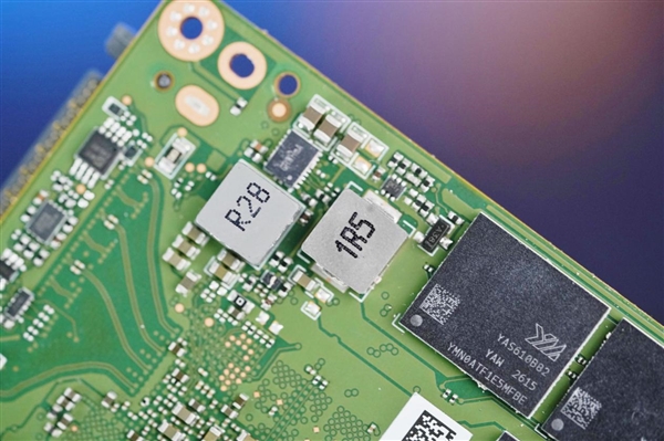 4K随机读写3300K IOPS、双重加密!长江存储PE511 12.8TB企业级SSD图赏