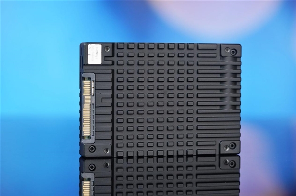 4K随机读写3300K IOPS、双重加密!长江存储PE511 12.8TB企业级SSD图赏