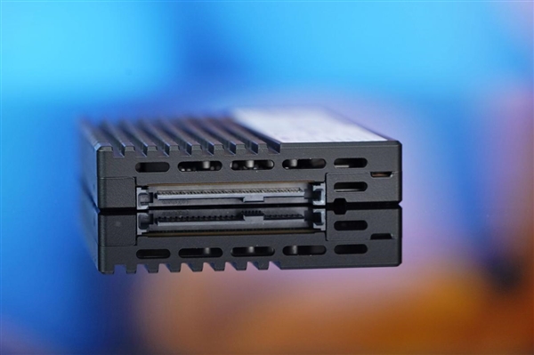 4K随机读写3300K IOPS、双重加密!长江存储PE511 12.8TB企业级SSD图赏