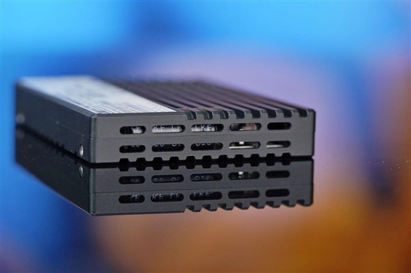 4K随机读写3300K IOPS、双重加密!长江存储PE511 12.8TB企业级SSD图赏