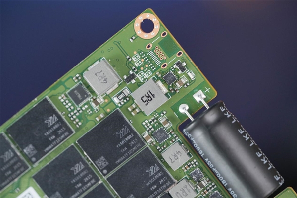 4K随机读写3300K IOPS、双重加密!长江存储PE511 12.8TB企业级SSD图赏