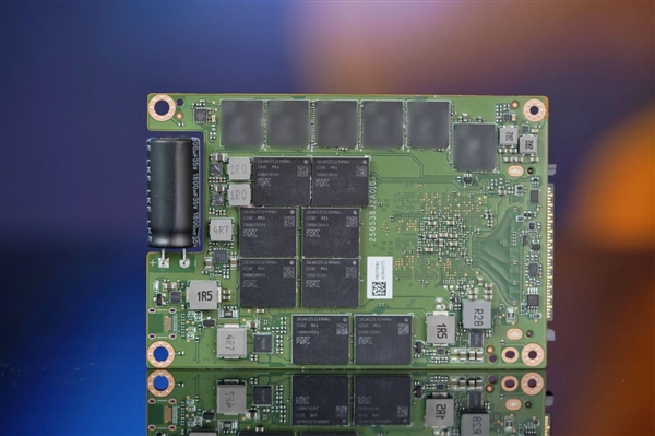 4K随机读写3300K IOPS、双重加密!长江存储PE511 12.8TB企业级SSD图赏