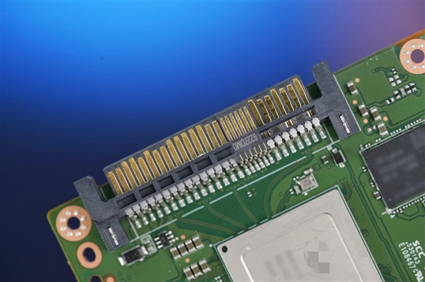 4K随机读写3300K IOPS、双重加密!长江存储PE511 12.8TB企业级SSD图赏