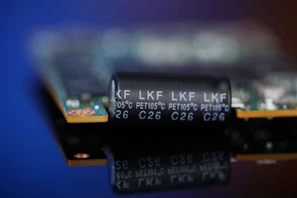 4K随机读写3300K IOPS、双重加密!长江存储PE511 12.8TB企业级SSD图赏