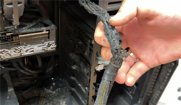 强用单8pin一分二供电RTX 5070：供电线当场报废 显卡险被毁