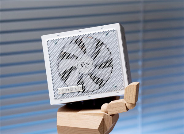 闪鳞闪核NOVA系列750W电源499元起：黑白双色 金牌效率认证