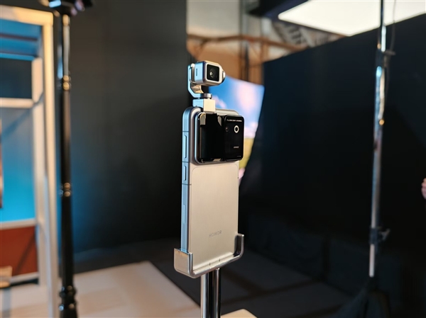 人类历史上的第一台机器人手机!荣耀Robot Phone亮相