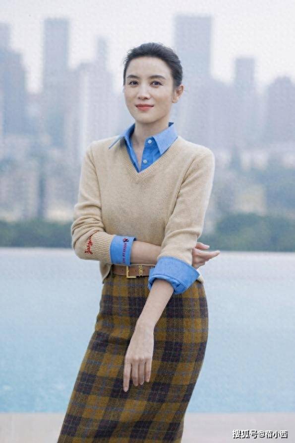 又被宋佳惊艳到！衬衫叠穿不配裤子、乐福鞋，这样打扮更好看高级