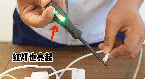 手机充电器从来没拔过 深夜短路起火 家具家电全烧毁