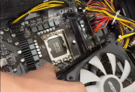开900块电竞房盗走8万元显卡CPU！酒店悬赏5000元征集线索