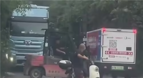 无人快递车与货车僵持20分钟不避让 最终被叉车硬核移走