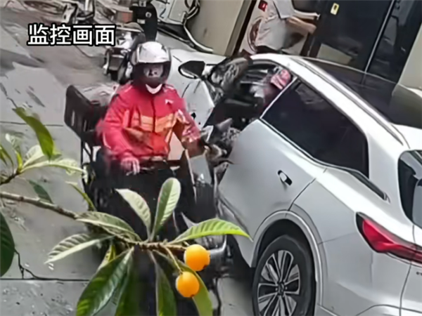 开门杀秒变关门杀!女子下车瞬间被电动车猛撞回车内 骑手判主责