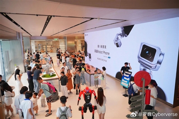 9999元起！荣耀Robot Phone销量远超预期：门店客流爆满