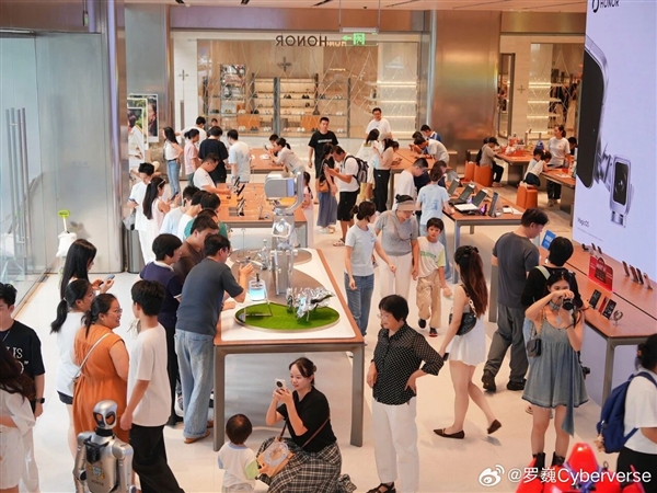 9999元起！荣耀Robot Phone销量远超预期：门店客流爆满