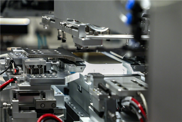 国产素质媲美韩系!OPPO发布新一代屏幕双产线技术:色彩无限接近真实世界