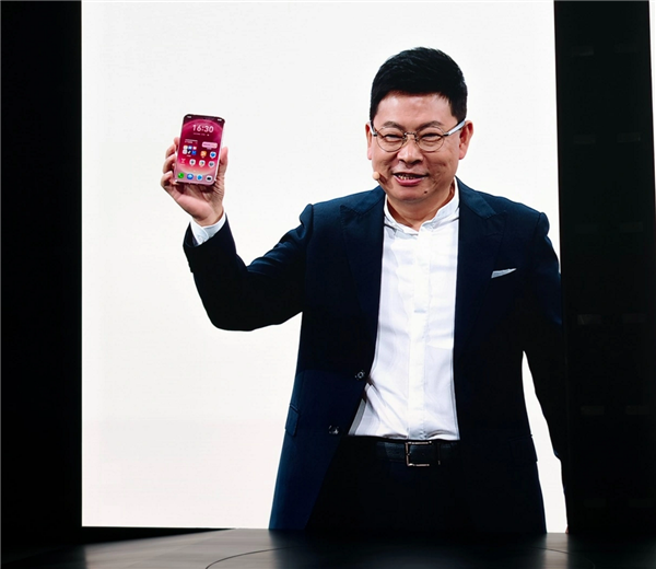 屏占比96.1%！余承东手持华为Pura X View真机亮相：黑边几乎快消失了