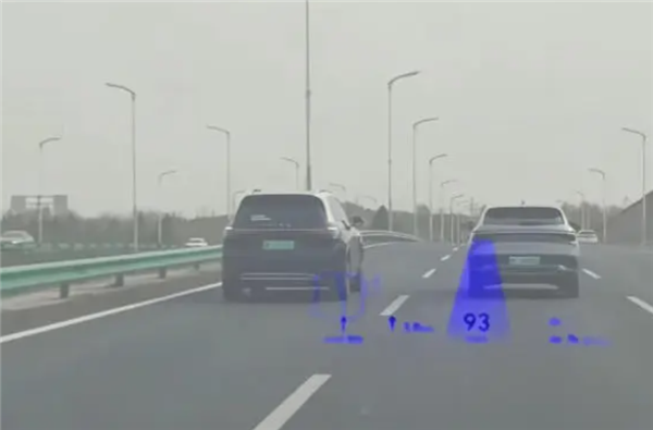 均未锁车！服务区两台问界M9撞款：一人开错车 另一人一路追赶