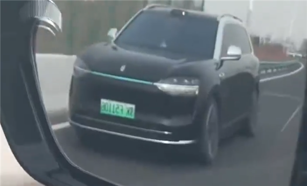 均未锁车！服务区两台问界M9撞款：一人开错车 另一人一路追赶