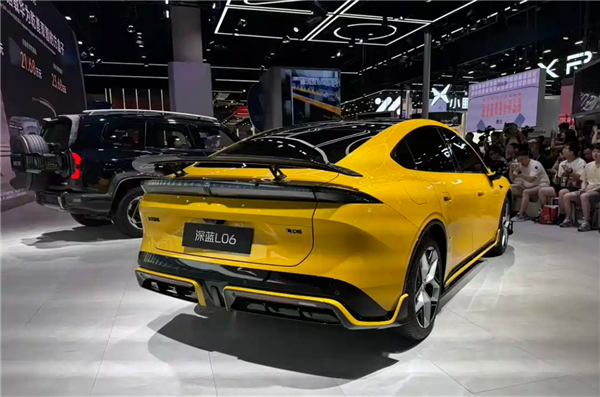 深蓝L06赛道特别版车展亮相:碳纤维大尾翼上车 最大100kg下压力