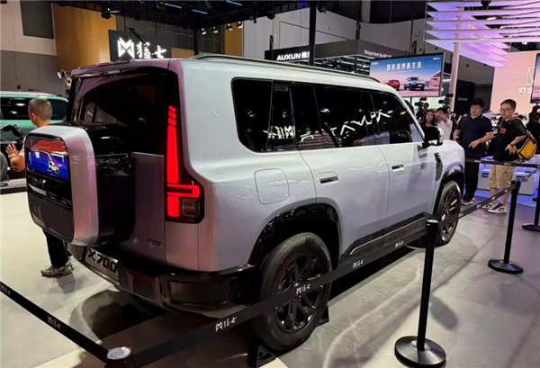 全新轻越野方盒子SUV！东风猛士X700亮相：承载式车身配华为智驾