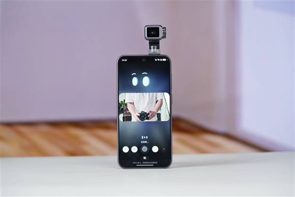 全球首款机器人手机登场！荣耀Robot Phone图赏 把机械云台做进机身