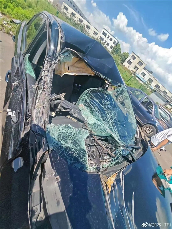 男歌手自曝遭严重车祸 网约车高速压线撞半挂 劫后余生提醒坐后排