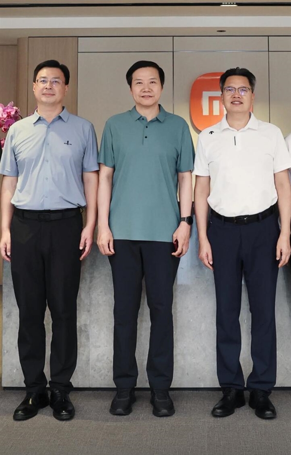 小米阔折叠MIX Ultra真机偷跑:酒红配色+玄戒O3 史上最强