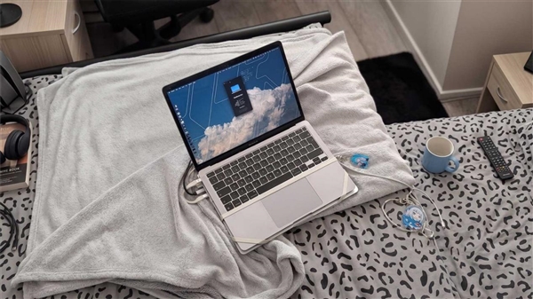 MacBook Pro屏幕摔坏官方维修要4700元！老哥反手用一根橡皮筋解决：成本几乎为零