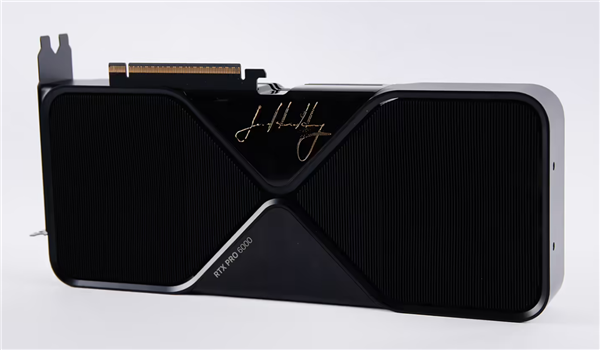 接近估价10倍!黄仁勋亲签RTX Pro 6000 Blackwell拍出5.7万美元