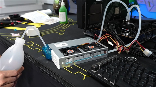 22年前奔腾4水冷压9800X3D:游戏60°C毫无压力!