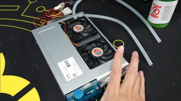 22年前奔腾4水冷压9800X3D:游戏60°C毫无压力!