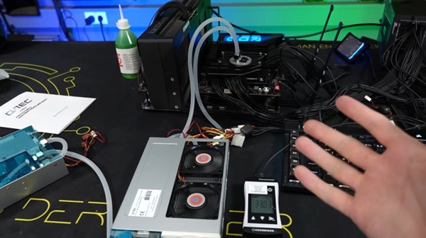 22年前奔腾4水冷压9800X3D:游戏60°C毫无压力!