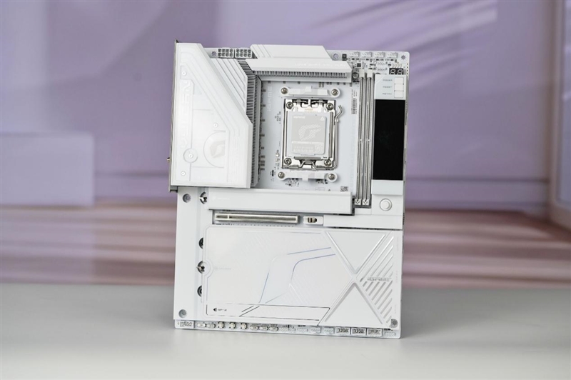 越级挑战御三家6千元板皇！七彩虹iGame X870E VULCAN W OC评测