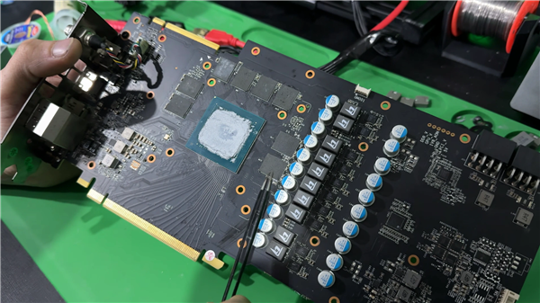 老卡续命 RTX 2080 Super显存翻倍至16GB：帧率暴增28%！