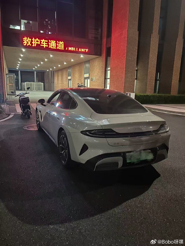 被追尾后SU7自动打120电话:车主获救被小米售后团队感动 雷军回应