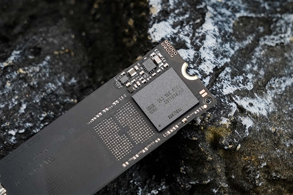 电脑扩容的理想选择!三星990固态硬盘实测:PCIe 4.0高效能之作