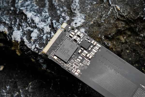 电脑扩容的理想选择!三星990固态硬盘实测:PCIe 4.0高效能之作