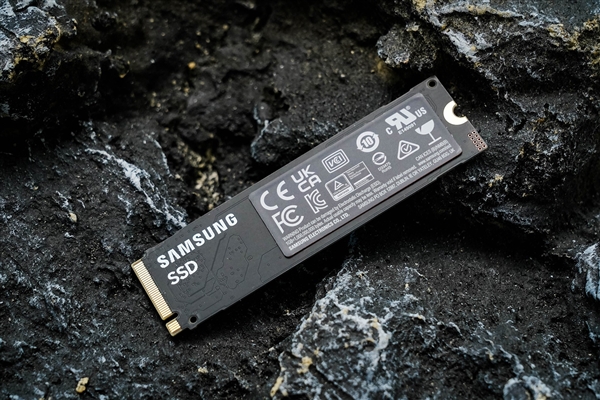 电脑扩容的理想选择!三星990固态硬盘实测:PCIe 4.0高效能之作