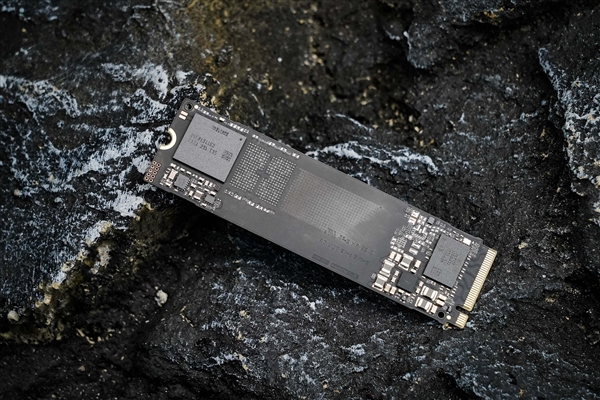 电脑扩容的理想选择!三星990固态硬盘实测:PCIe 4.0高效能之作