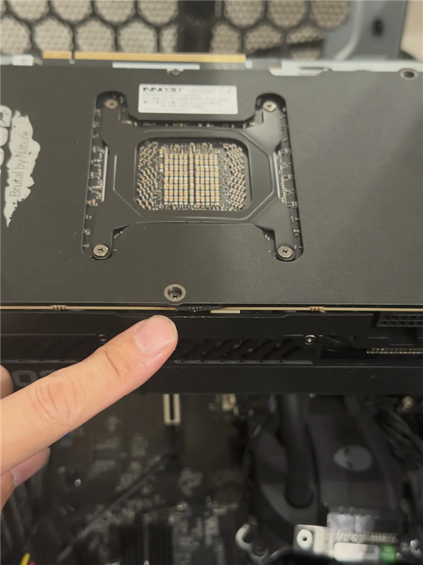 RTX 5090又烧了!显卡PCB突发自燃起火:机箱侧板都被烧焦