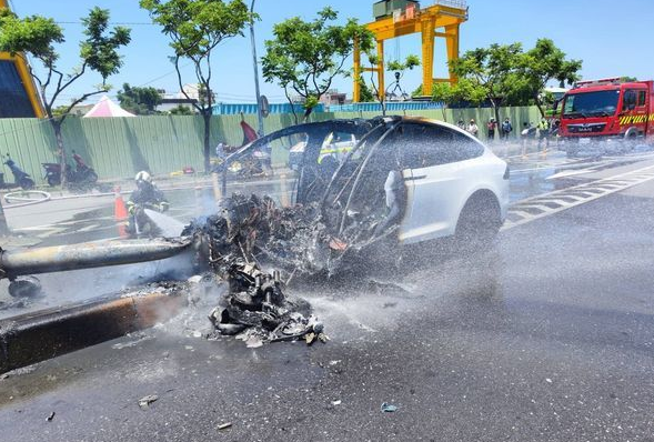 开Model X出事故人差点没了!林志颖四年后再坐特斯拉