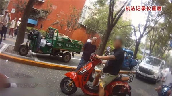网红美食博主骗补京A车牌 辩称是为方便探店！被拦后上演闯卡逃跑大戏
