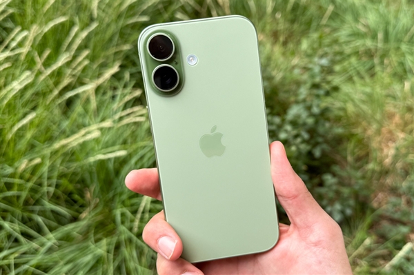 热搜第一!多款手机正式涨价 网友:就差iPhone 17没涨了