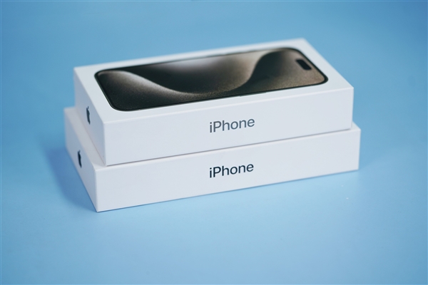 苹果新CEO上任首日!新iPhone被曝恢复赠送充电头、有线耳机 官方回应