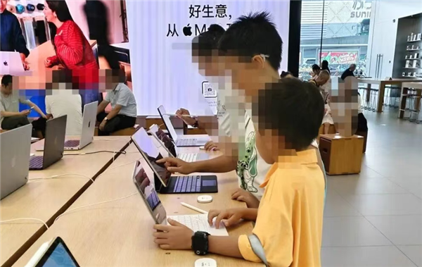 苹果多家体验店成中小学生免费网吧!门店称无权劝阻或赶走