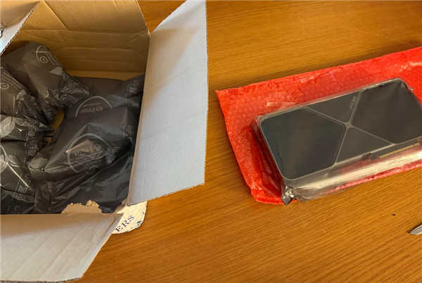 万元显卡售后翻车!用户收到变形RTX 5080不敢修:装不进机箱没法用