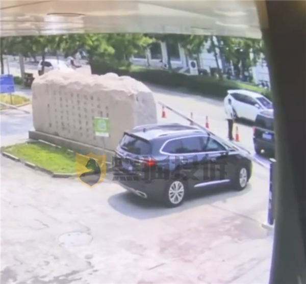 酒店停车场起落杆两小时连砸两车 店家:车费照收 不关我们事